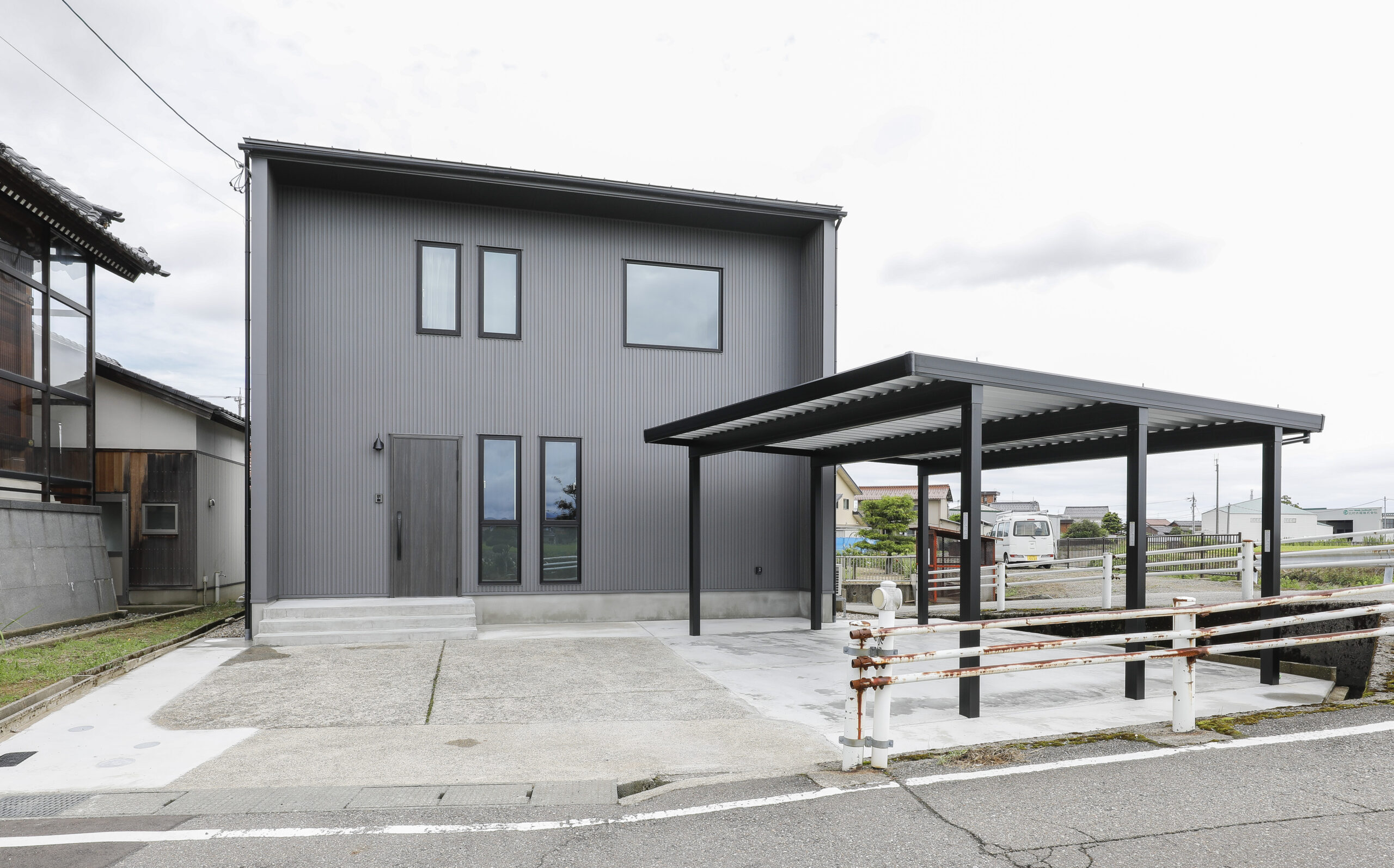 夏は日射遮蔽、冬は日射取得できる軒