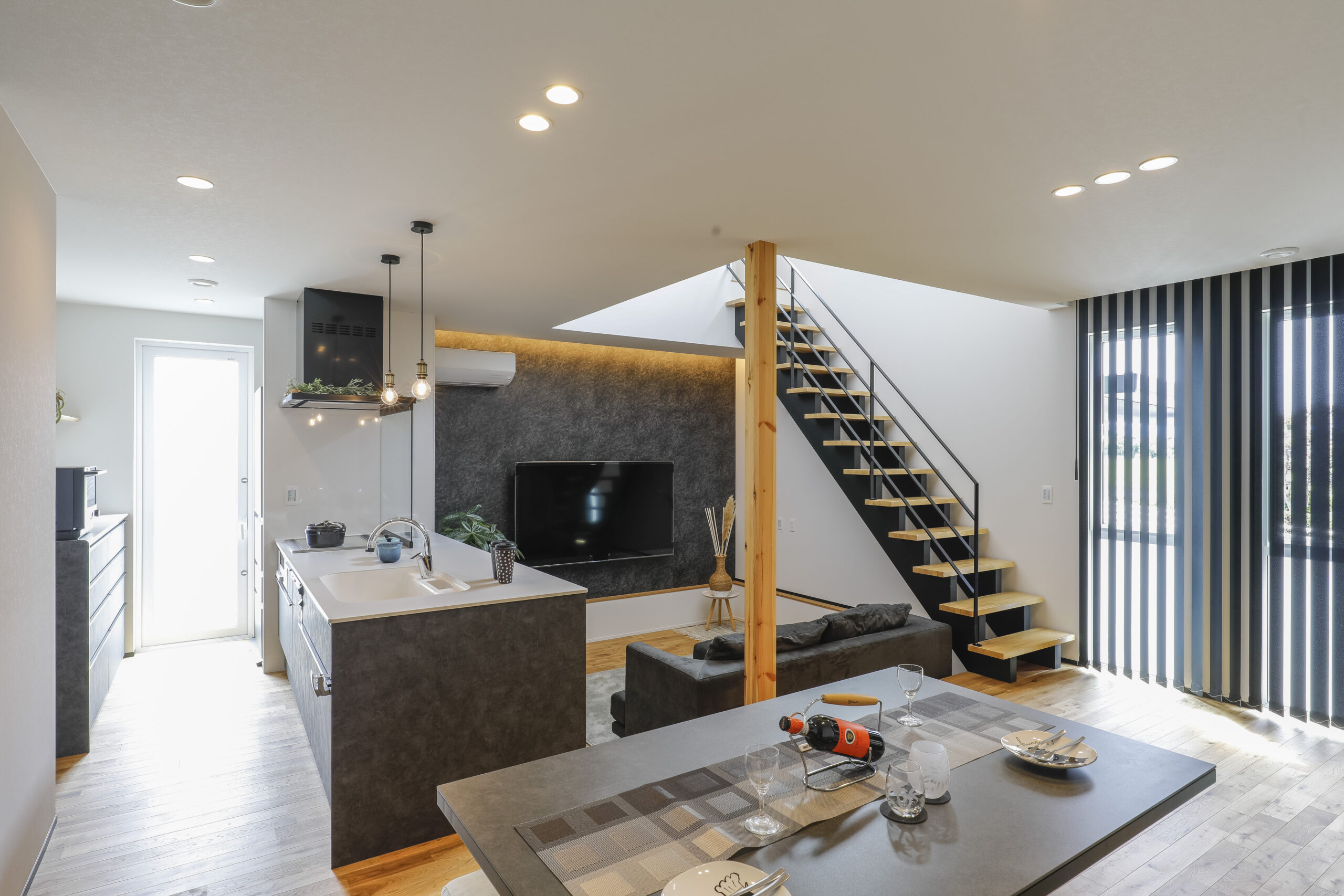 階段のブラック桁と木の踏板で質感アップ