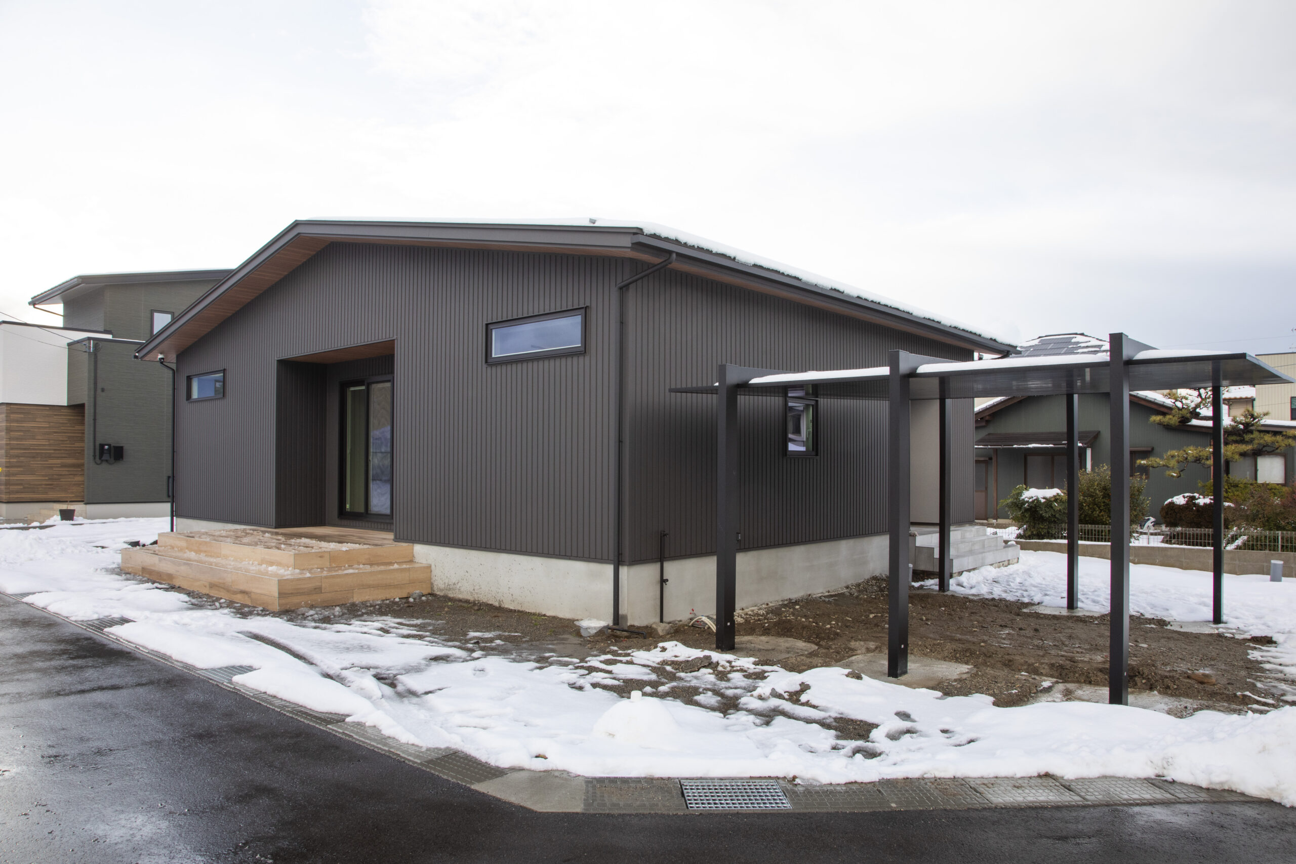 外とつながる暮らし｜耐久性も考えたウッドデッキ